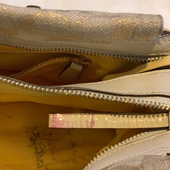 Authentic - Well loved Coach purse. Signs of use. - Picture 8 of 10